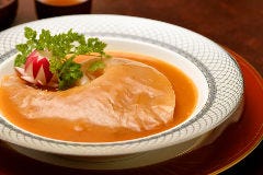 鶏ガラや豚骨などを長時間煮込んだスープは旨味が凝縮しています