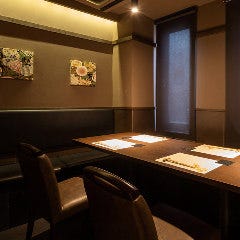 優しい光に包まれたモダン個室でリラックスしながらご宴会を♪