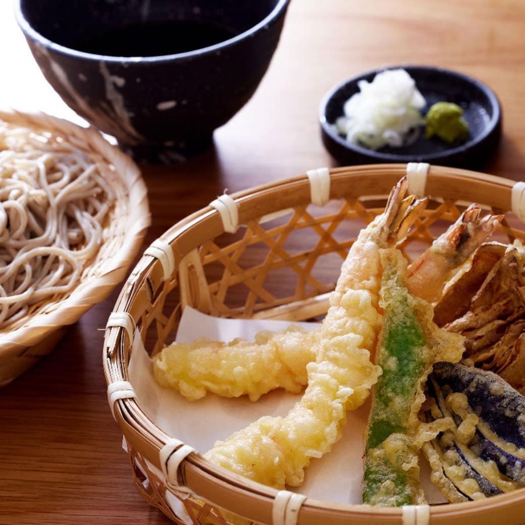 旬の新鮮な野菜と海老のカラッとした天ぷらと自慢のお蕎麦