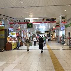高崎駅改札口を出て右手西口に向かってください。
左側に成城石井があります。