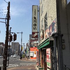 『カラオケまねきねこ』の隣、『丸川商店』の看板手前にある入口から入ってください。