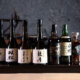 日本酒やウィスキー、ワインなどのお飲物は、いずれも鮨の味を邪魔しないその時期のオススメの銘柄をご用意