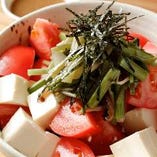 山菜とトマトのゴマ風味サラダ