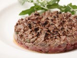 円形のタルタルステーキは、肉の旨味が凝縮しコク深い味わい。