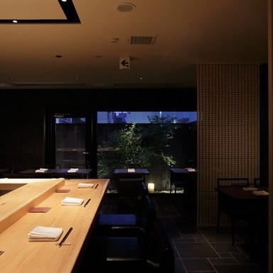 宇田川 紫扇_肩を寄せ合う、和みのカウンター