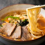 飲んだ〆にぴったり♪ピリ辛スープがクセになるカルビうどん