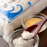 【店主厳選の粟国の塩】店主が、選びに選び抜いて辿り着いた味が、沖縄原産の「粟国の塩」。粟国島の海水だけでつくった国産最高峰の、自然海塩です。味らいの料理の至る所で使用しています。
