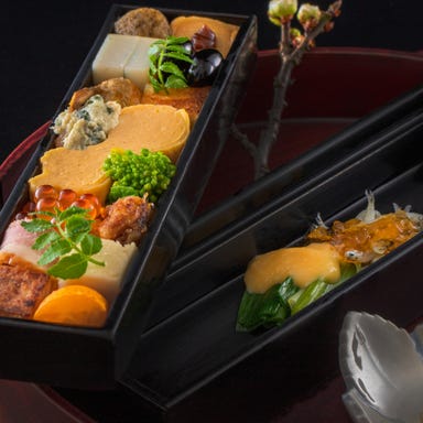 トマトすき焼きと季節の懐石 京橋 婆娑羅_名物 文箱八寸(酒の肴の盛り合わせ)