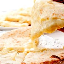 タンドール釜で焼く人気のチーズナン