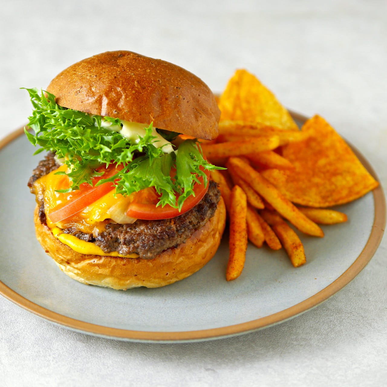 白いプレートの上のスマッシュチーズバーガーSET