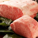 飛び級A5ランクの肉　産地はその時々で一番良いものをブロックで仕入れています。他では食べられるかわからない程の旨味、甘み、脂の上品さ、を味わうことができ、不思議な感覚に包まれます。