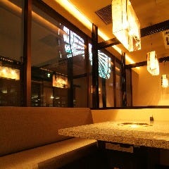 大理石とソファーの個室も黒を基調とした落ち着いた雰囲気。