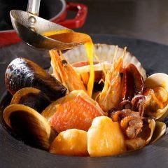 新鮮な魚介類を鉄板で豪快に焼き上げたコク深い濃厚ブイヤベース