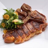 【豊富な肉料理】
豪快にかぶりつきたいＴボーンステーキなど