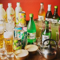 コースにつくドリンクは、生マッコリやビールをはじめ約50種類