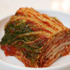 本場の旨味をそのまま味わえる自家製キムチ。おつまみにどうぞ！