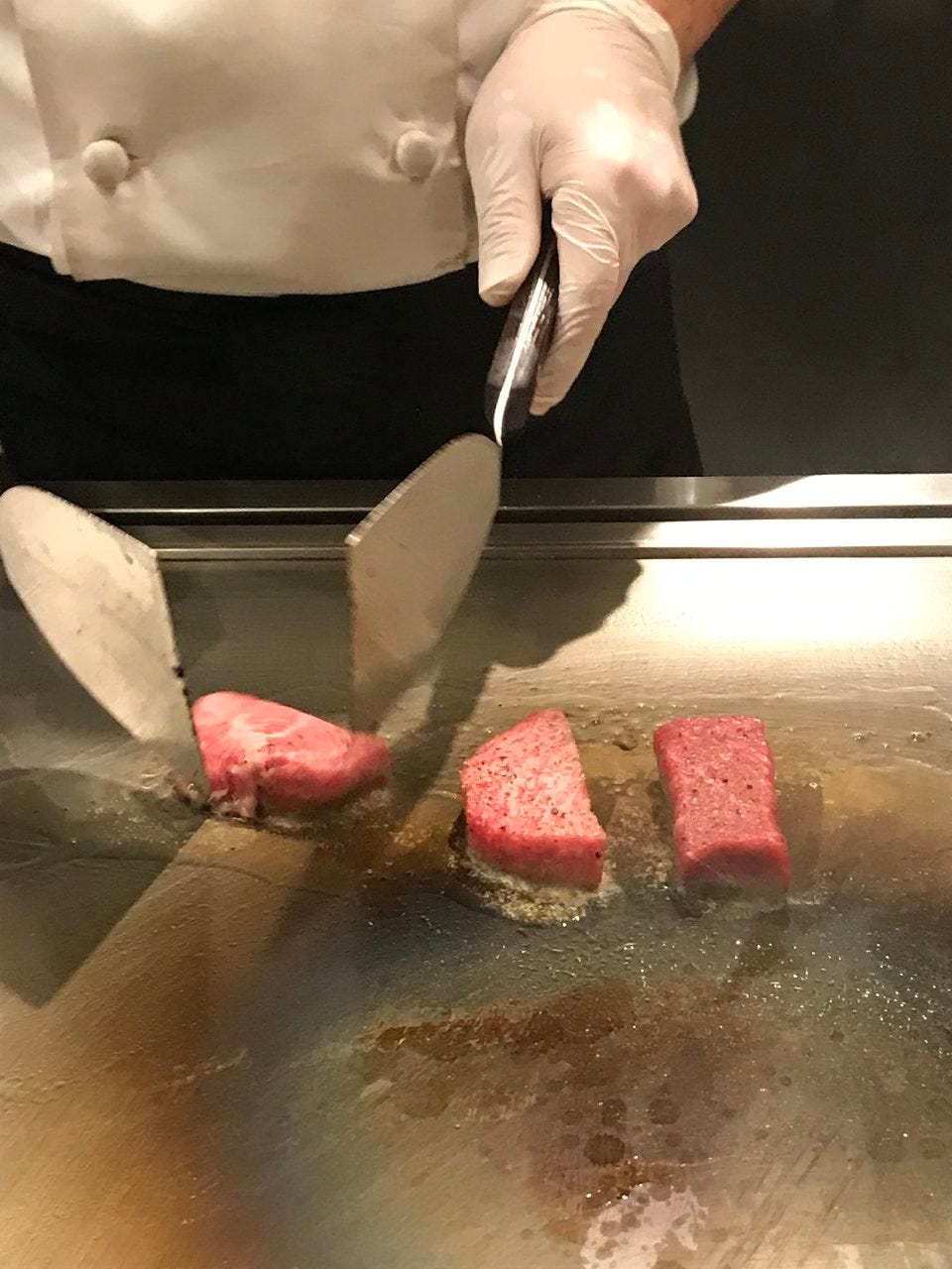 熟練の職人が焼く最高のステーキ