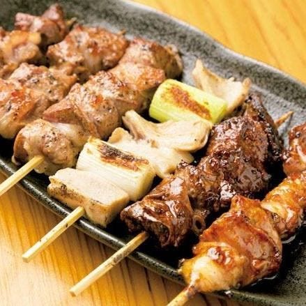 黒いお皿に盛り付けられている焼き鳥 時代 新宿店の串焼き6本