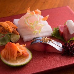 店主が市場で目利きした食材を二汁八菜の懐石コースでご提供