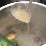 [8時間煮込む]
手間隙掛けてコトコト煮こむシャモスープ