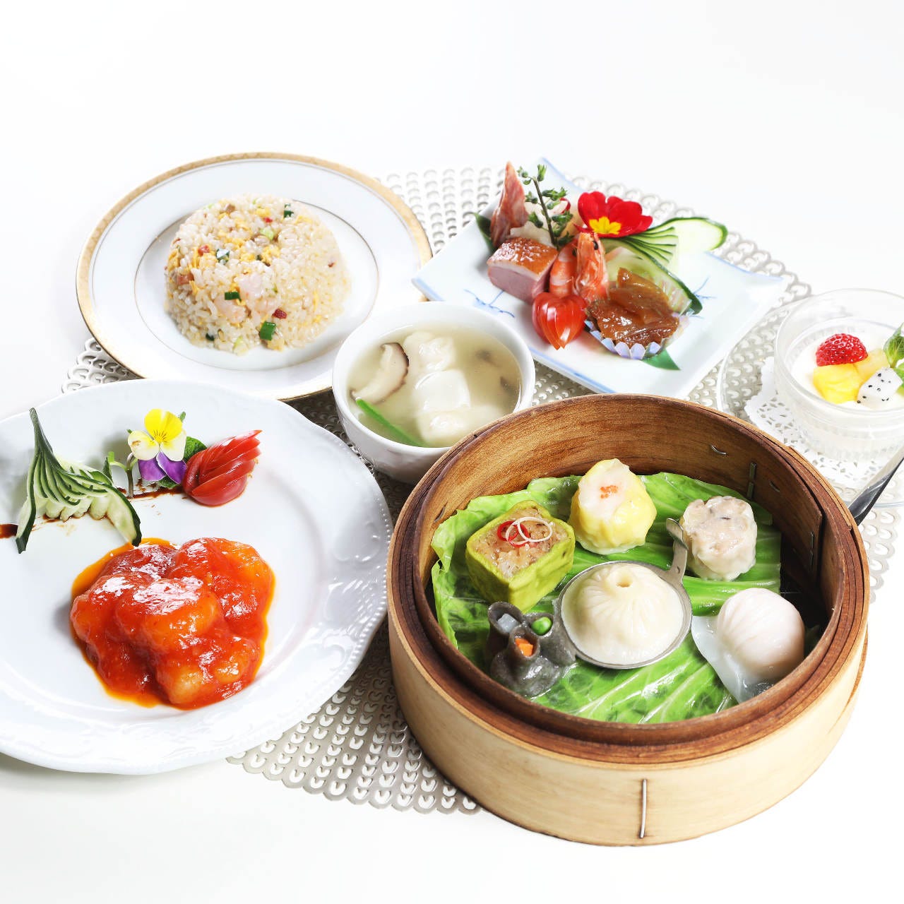 せいろに入った飲茶やチャーハンなどが並ぶランチメニュー