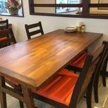 テーブル席（2〜4名様×3卓）