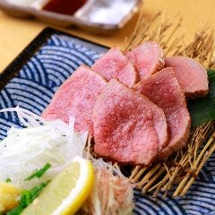 名物の藁焼きは定番のカツオの他、黒毛和牛・鶏など肉メニューも