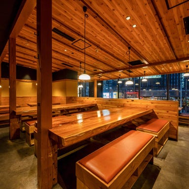 海鮮・鮨 食べ放題 かに村 新橋店_上品な和モダン空間には完全個室を含む100席