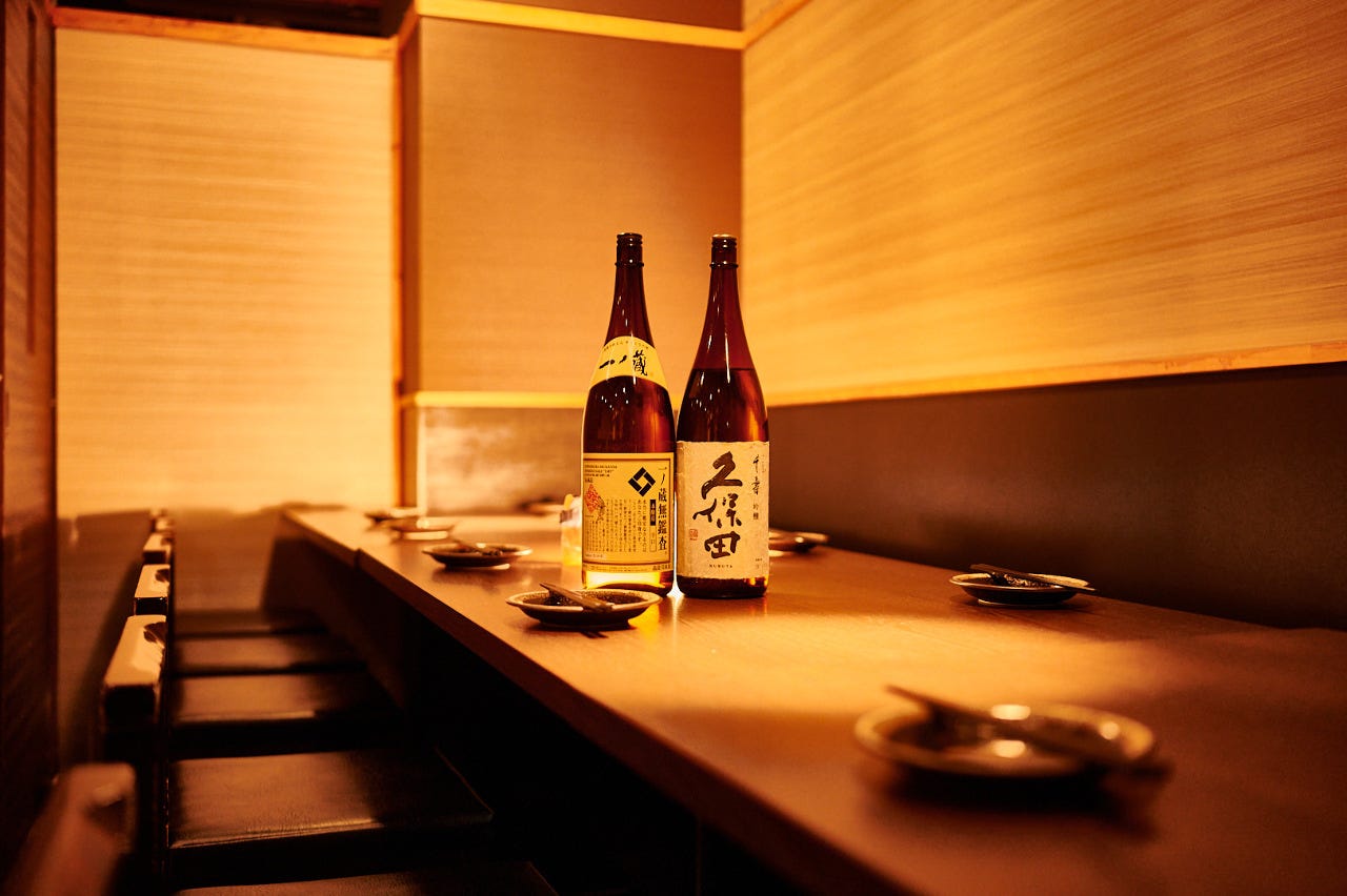 黒と白を基調とした、鶴屋 横浜総本店の内装