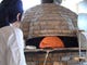 本場ナポリの窯職人が造った薪釜で焼き上げるピッツァは絶品！