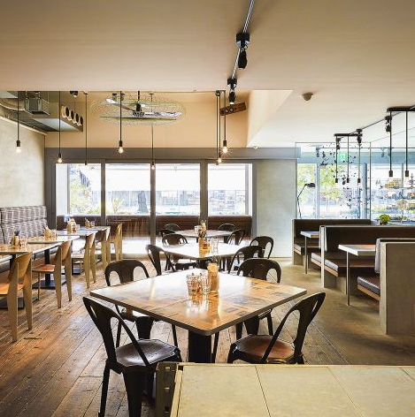 目の前に公園が見える明るく開放的な店内と並べられた椅子とテーブル