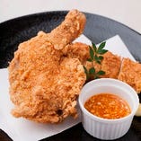 楽蔵のフライドチキン　骨付きの鶏もも肉を丸ごとフライドチキンに、オリジナルソース『怪味醤』を絡めてお召し上がり下さい。