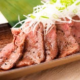 特選　牛タンの炙り　仙台名物牛タンの炙りは柔らかい肉質が特徴です。