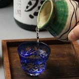 日本各地から厳選した日本酒はちょい飲みから一合まで選択可◎
