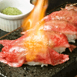 大人気の溶岩焼寿司は目の前で豪快に炙ります