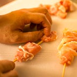 やきとりは、鮮度そのままにお届けするため、朝仕入れた鶏肉を料理人の手で丁寧に串打ちしております。