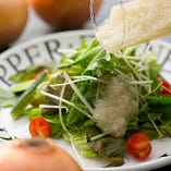 すべての料理を手作りでお届けしている当店は、サラダのドレッシングも手作り！人気No.1は淡路島産玉ねぎのドレッシング。