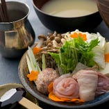 スープは、骨ごとすり潰しながらじっくりと煮込んだ鶏ガラに、昆布やポルチーニ茸をプラス。鶏肉と野菜をたっぷりとご堪能ください。