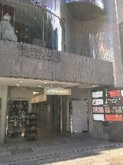 こちらのビルB1Fが当店です。
奥に階段、手前にエレベーターがございます。