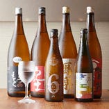 利き酒師が吟味する日本酒は、週替わりと月替わり15種。季節感を大切にセレクトしています。