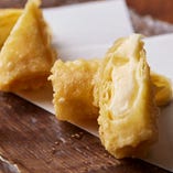 大豆の香りとチーズの旨みが相性抜群の「ゆばチーズ揚げ」。クリスピーな食感とトロリととろけるチーズのコントラストも楽しい一品です。日本酒や甘酒とともにどうぞ。