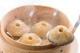 上海の点心師が最高の技術で作る、こだわりの小籠包！生姜の香りが効いた特製の餡に、モチモチとした手作りの皮がベストマッチ！熱々のスープをすすると口の中いっぱいに幸福感が広がります！