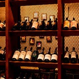ワイン通のスタッフがお客様に約60種のワインの中からオススメも可能です。