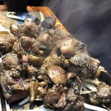 プリップリ！鹿児島「知覧鶏」の黒焼き炙りMIX