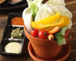 新鮮で瑞々しい野菜を自家製のタレにつけて召し上がりください。