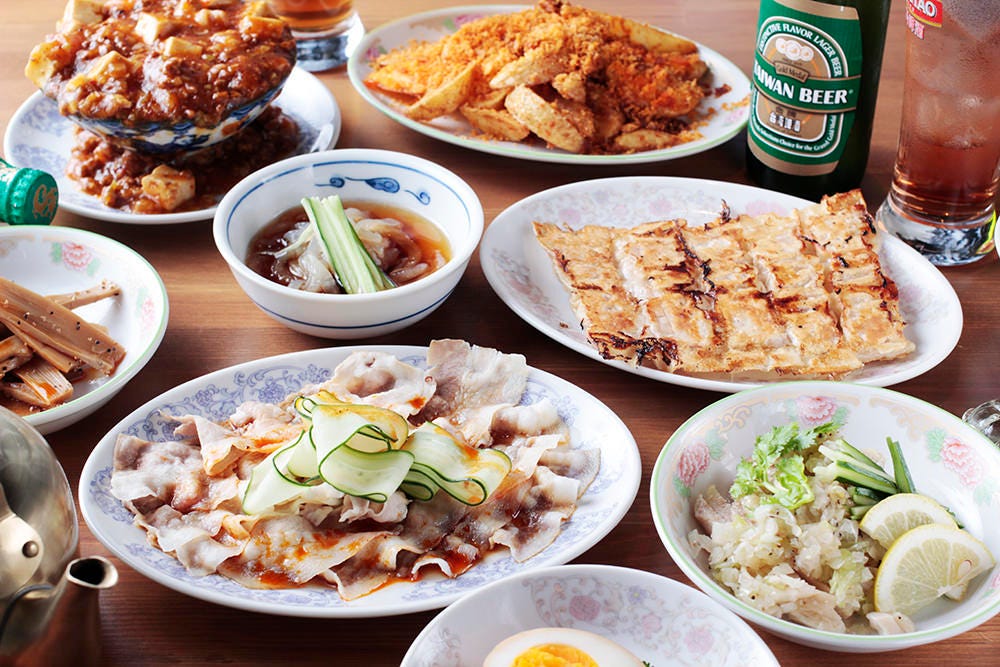 にぎやかに並ぶ台湾料理をご堪能下さい。