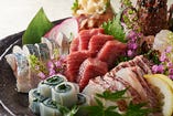 日本料理の代名詞でもある「お造り」。四季折々の鮮魚を、利き酒師お勧めの美酒と共にお楽しみ下さい！