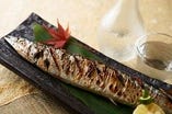 秋の味覚「新秋刀魚の塩焼き」！定番でありながら、遠火でじっくりと焼き上げた旬の新秋刀魚をお楽しみ下さい！