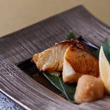 西京焼きの王様「銀鱈」の自家製西京焼き。当店のグランドメニューの中では1，2を争う人気メニュー。じっくりと西京味噌に漬けた西京焼きを是非ご賞味ください！