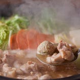 コラーゲン豊富な当店の看板メニュー「濃厚　鶏白湯スープの水炊き」。６時間もの間じっくりと煮込んだスープは絶品です！